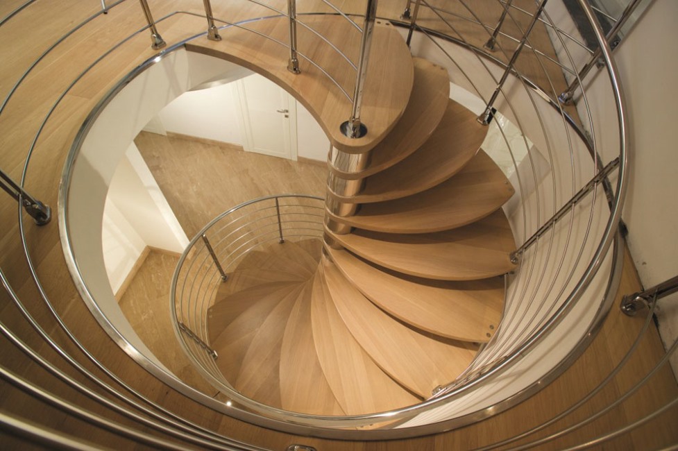 Designer-oak-spiral-staircase-petal-shaped-treads-with-traversal-rod-balustrade – Αντιγραφή