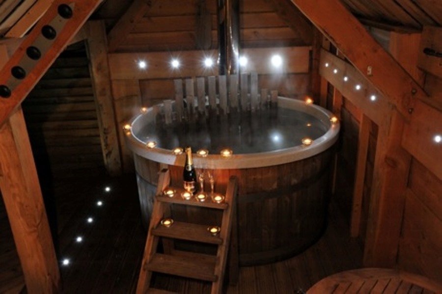 glamping-warwickshire-with-hot-tub-teeney-weeny-house-tub